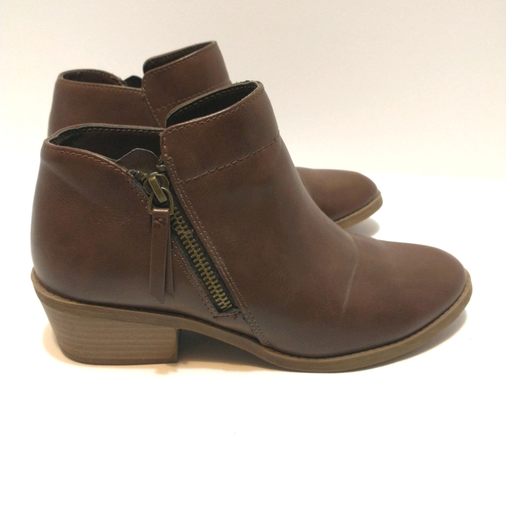 Time and tru brown ankle boots. Size 6 1/2. EUC